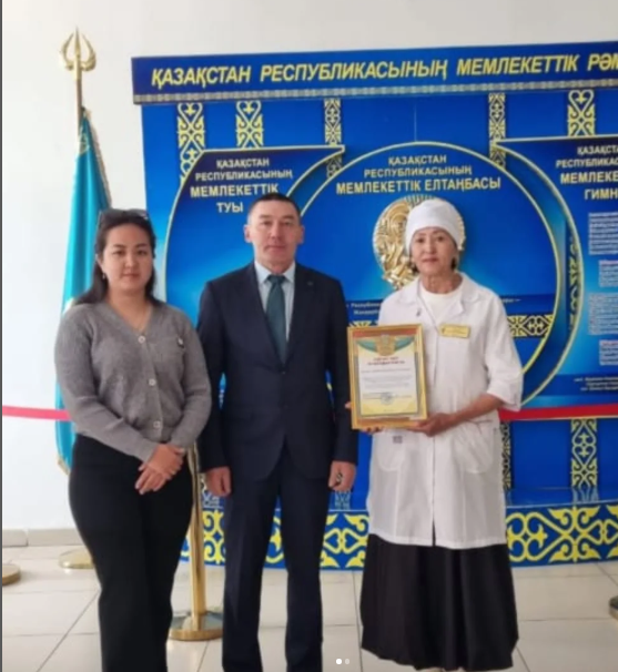 Мектеп жанындағы интернат медбикесі Ш.Қапсаметқызы мереке қарсаңында аудандық санитариялық - эпидиомологиялық бақылау басқармасының Алғыс хатымен марапатталды.